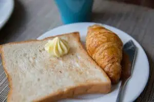 Toastbrot mit Butter und Buttercroissant
