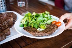Paleo Ernährung mit Steak und Salat