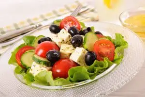 Salat mit Feta und Oliven