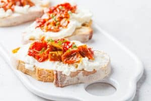 Ricotta auf Brot mit sonnengetrockneten Tomaten
